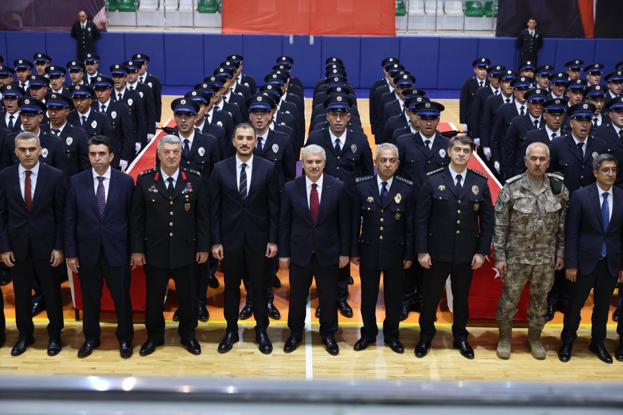 32.Dönem Polis Memuru adaylarının mezuniyet sevinci