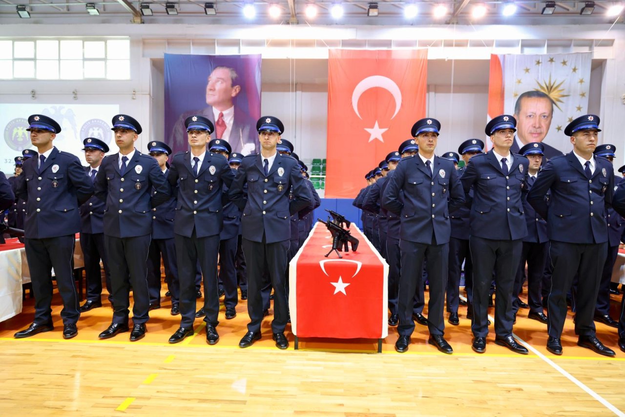 32.Dönem Polis Memuru adaylarının mezuniyet sevinci