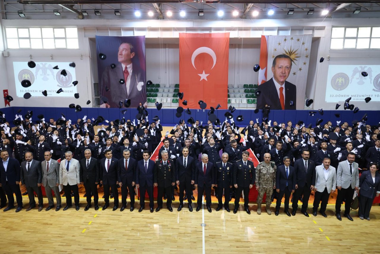 32.Dönem Polis Memuru adaylarının mezuniyet sevinci