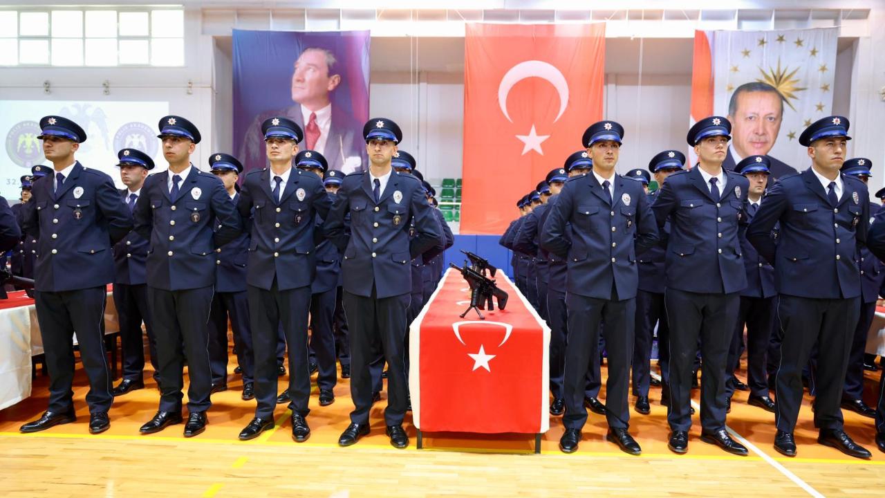 32.Dönem Polis Memuru adaylarının mezuniyet sevinci
